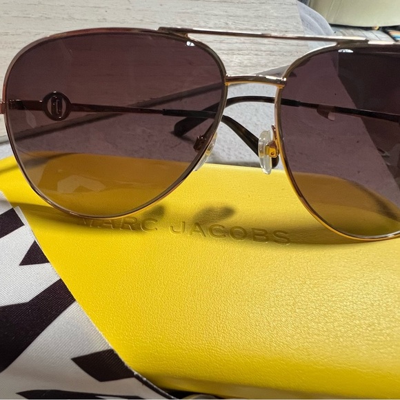 Marc Jacobs Gold Aviator Sunglasses w/ Case and Branded Cloth - Picture 2 of 3